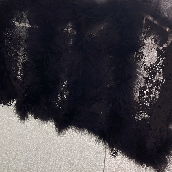 Unique lace with fur shawl - Picture 3 of 5